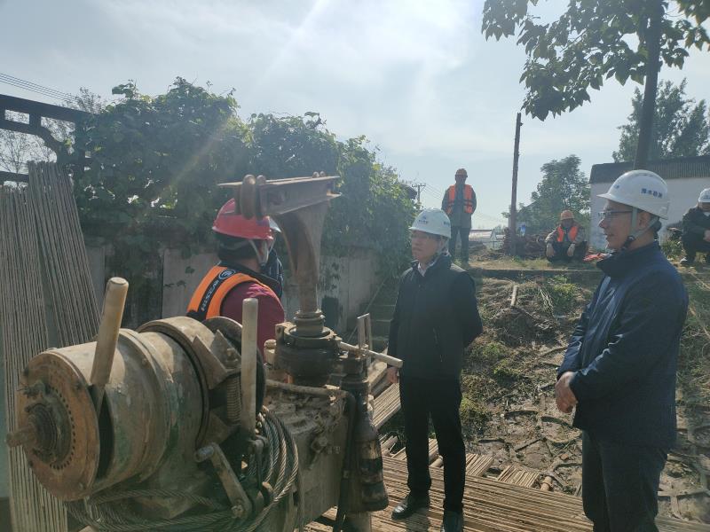 公司副總經(jīng)理童文鐸深入勘察現(xiàn)場(chǎng)檢查安全生產(chǎn)工作